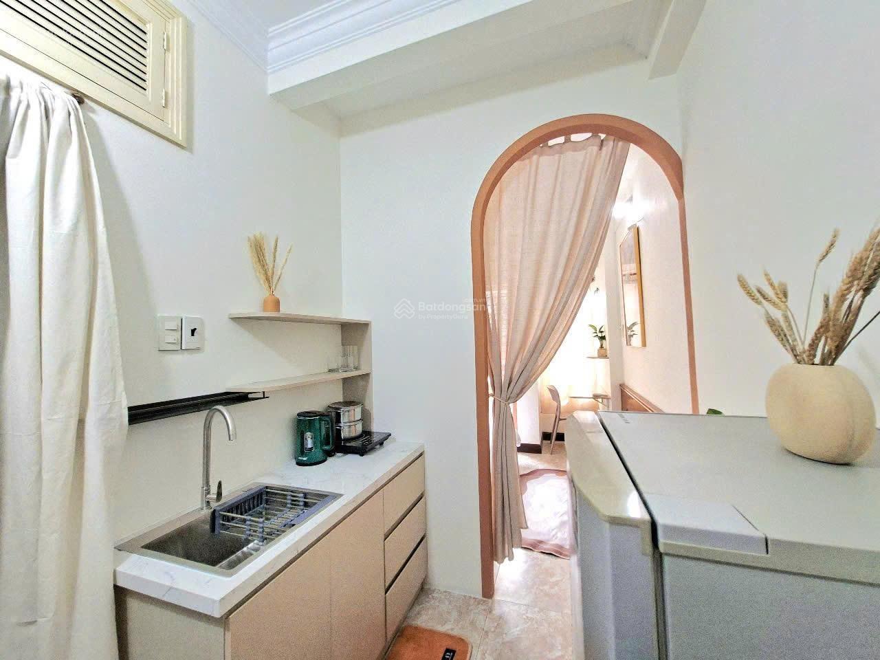 Không gian Phòng cho thuê ngay cầu Ông Lãnh Q1 đường Trần Hưng Đạo gần ĐH Ngân Hàng ngay Metro đầy đủ tiện ngh