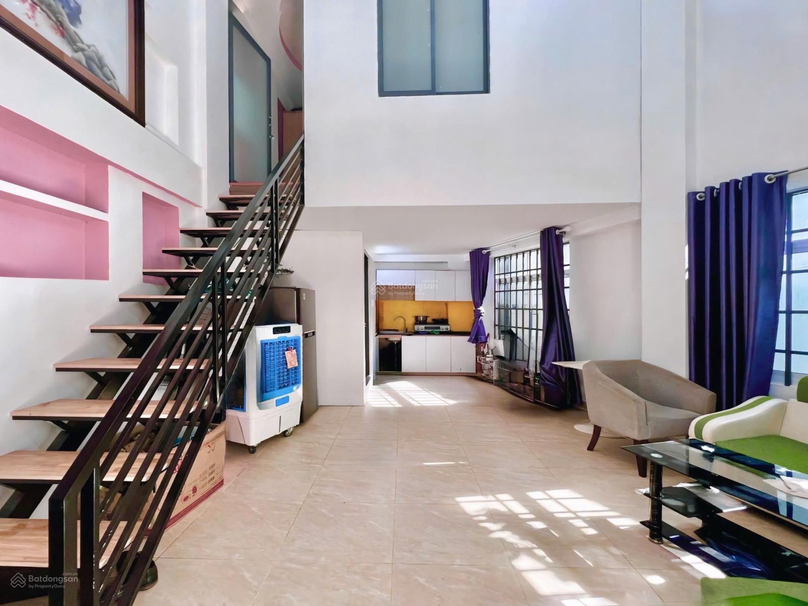 Không gian Duplex cao, phòng rộng tại Quận 10