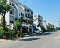 7
            
        
        
            
                
                    
                        BÁN LÔ ĐẤT MẶT TIỀN ĐƯỜNG 20M KHU TÁI ĐỊNH CƯ PHÚ MỸ, QUẬN 7 Giá chốt nhanh 12,5 TỶ
                    
                
                
                    
                        12,5 tỷ
                            ·
                            90 m²
                            ·
                            138,89 tr/m²

                            
                    
                    
                            
                        P. Phú Thuận (Quận 7 cũ)
                    
                    
                
                    
                        BÁN LÔ ĐẤT MẶT TIỀN ĐƯỜNG 20M  KHU TÁI ĐỊNH CƯ PHÚ MỸ, QUẬN 7  Vị trí: Khu tái định cư Phú Mỹ, phường Phú Mỹ, Quận 7  khu dân cư hiện hữu, hạ tầng đồng bộ, giao thông thuận tiện kết nối Phú Mỹ Hưng, Nguyễn Lương Bằng, Huỳnh Tấn Phát. Diện tích: 5 x 18m 90m²  Quy mô xây dựng: 1 trệt, 2 lầu, 1 sân thượng  Pháp lý: Sổ hồng riêng, cầm tay  sang tên ngay  Hướng: Nam mát mẻ  Lộ giới: Đường chính 20m, thuận tiện kinh doanh, mở văn phòng hoặc ở Giá bán: ...
                    
            
            
                
                            
                                
                                        
                                    

                                
                                
                                    
                                        ‎Trương Tuấn
                                    
                                    
                                                
            Đăng hôm nay