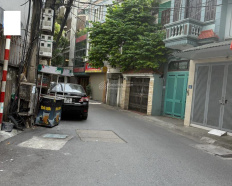 4
            
        
        
            
                
                    
                        Bán nhà 3 tầng phố Lê Trọng Tấn ô tô tránh kinh doanh giá 28 tỷ
                    
                
                
                    
                        28 tỷ
                            ·
                            108 m²
                            ·
                            259,26 tr/m²

                            
                    
                    
                            
                        Q. Thanh Xuân (P. Phương Liệt mới)
                    
                    
                
                    
                        Bán nhà 3 tầng phố Lê Trọng Tấn ô tô tránh kinh doanh giá 28 tỷ Nhà 3 tầng xây chắc chắn thiết kế 1 tầng 2 phòng đường trước nhà rộng vỉa hè ô tô tránh nhau thoái mái. Ngõ Thông kinh doanh tốt. nhà cũ khách mua giữ tiền cho thuê hoặc xây mới giấy phéo dc 8 tầng thang máy. Thiết kế:  tầng 1: Gara ô tô, vệ sinh. tầng 2,3: mỗi tầng 2 phòng, vệ sinh. sổ đỏ đẹp nở hậu sẵn sàng giao dịch. Liên hệ xem nhà ngay.
                    
            
            
                
                        
                                    
            Đăng hôm qua