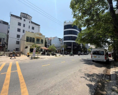 4
            
        
        
            
                
                    
                        Chính chủ cần bán lô đất biển Đỗ Bá siêu hiếm, xây cao tầng sát bãi tắm An Thượng, Ngũ Hành Sơn, Đà
                    
                
                
                    
                        52,7 tỷ
                            ·
                            155 m²
                            ·
                            340 tr/m²

                            
                    
                    
                            
                        Q. Ngũ Hành Sơn (P. Ngũ Hành Sơn mới)
                    
                    
                
                    
                        20.  BÁN LÔ ĐẤT SÁT  GÓC  ĐỖ BÁ & LÊ QUANG ĐAỌ  Vị trí: Sát Góc đẹp khu An Thượng  nơi mà khách Tây đông hơn người yêu cũ   Gần biển, đi bộ vài phút là nghe mùi biển mặn + mùi tiền thơm  Xung quanh toàn bar, café, nhà hàng  mở gì cũng có khách Diện tích: ~154m (đủ rộng để xây villa, homestay hay đế chế kiếm tiền)  Đường quy hoạch rộng rãi, xe cộ vi vu, khách du lịch kéo đến như đi hội Tiềm năng:   Sáng mở quán café    Trưa bán cơm Tây    Tối chil...
                    
            
            
                
                            
                                
                                        
                                    

                                
                                
                                    
                                        ‎Hậu Nguyễn
                                    
                                    
                                                
            Đăng hôm nay