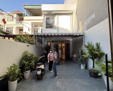 9
            
        
        
            
                
                    
                        Bán đất tặng nhà đẹp 106,3m 2 tầng sân rộng 3 phòng ngủ giáp phố Hoa Lâm gần big C giá 12 tỷ
                    
                
                
                    
                        12 tỷ
                            ·
                            106,3 m²
                            ·
                            112,89 tr/m²

                            ·
                            3
                            ·
                            3
                            
                    
                    
                            
                        Q. Long Biên (P. Long Biên mới)
                    
                    
                
                    
                        Nhà đẹp Ngô Gia Tự 106,3m mặt tiền 4,58m bán đất tặng nhà đẹp hướng tây nam 2 tầng kiên cố 3 phòng ngủ vs khép kín , phòng khách rộng . Nhà xây khoảng 60m còn lại phía trước sân rộng tha hồ để xe máy ngõ trước nhà 2m giáp phố Hoa Lâm , 100m ra trục chính mặt phố Ngô Gia Tự , gần big C Long Biên , phố Vũ Đức Thận . Sồ đỏ sẵn sàng giao dịch  Giá tốt 12 tỷ ( ra lộc ) bán đất tặng nhà đẹp ở sướng  Liên hệ : 0977 521 *** Em Sơn Giang Biên
                    
            
            
                
                        
                                    
            Đăng hôm qua