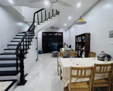 5
            
        
        
            
                
                    
                        Khu Vip Hoàng Cầu - Ko Quy Hoạch - Ô Tô Đỗ Cách 5m - Nhà 2 Mặt Ngõ 55m x 5 Tầng Chỉ Hơn 13 Tỷ
                    
                
                
                    
                        13,8 tỷ
                            ·
                            55 m²
                            ·
                            250,91 tr/m²

                            ·
                            4
                            ·
                            3
                            
                    
                    
                            
                        Q. Đống Đa (P. Ô Chợ Dừa mới)
                    
                    
                
                    
                        Hoàng Cầu Phố trung tâm Thủ Đô.Giao thông đi lại thuận tiện, dễ dàng di chuyển qua các tuyến phố lớn, An sinh đỉnh tiện ích bạt ngàn.  - Nhà dân xây cực chắc chắn  2 mặt ngõ,trước sau đều thoáng.Tầng 1,: khách , bếp ,wc , có sân để xe  - Tầng 2,3 : 4 ngủ + WC - Tầng 4: Phòng thờ + sân phơi -  Tầng 5 : tum Sổ đỏ chính chủ giao dịch nhanh
                    
            
            
                
                        
                                    
            Đăng hôm nay