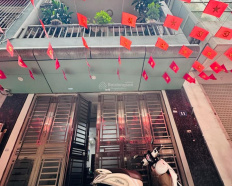 7
            
        
        
            
                
                    
                        Quá Rẻ Thanh Xuân - Phân Lô 70m x 5 Tầng - Gara Ô Tô - Khu Quân Đội Ở Sướng - Ngõ Thông
                    
                
                
                    
                        23,5 tỷ
                            ·
                            70 m²
                            ·
                            335,71 tr/m²

                            ·
                            5
                            ·
                            5
                            
                    
                    
                            
                        Q. Thanh Xuân (P. Phương Liệt mới)
                    
                    
                
                    
                        Giữa nhà có giếng trời rộng, hoàn toàn có thể cải tạo lắp thang máy.  Đặc biệt có phòng Karaoke riêng dành cho gia chủ yêu thích âm nhạc và giải trí tại gia. Nội thất cao cấp: Toàn bộ cửa, cầu thang, sàn và hệ thống nội thất sử dụng 100% gỗ lim Thanh Hoá cực kỳ giá trị, bền đẹp theo năm tháng. Chủ thiện chí tặng lại toàn bộ nội thất cho khách hữu duyên. Thiết kế công năng:  Tầng 1: Gara ô tô + Bếp  Tầng 2: Phòng khách rộng + 1 phòng ngủ khép kín ...
                    
            
            
                
                        
                                    
            Đăng hôm nay