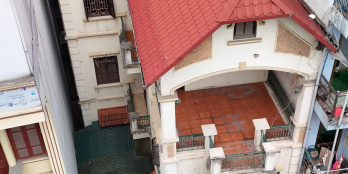 5
            
        
        
            
                
                    
                        GOM DÒNG TIỀN GIỮ TÀI SẢN | CHỈ 1 NHÀ DUY NHẤT TẠI HỒ TÙNG MẬU
                    
                
                
                    
                        47 tỷ
                            ·
                            154 m²
                            ·
                            305,2 tr/m²

                            ·
                            5
                            ·
                            4
                            
                    
                    
                            
                        Q. Cầu Giấy (P. Phú Diễn mới)
                    
                    
                
                    
                        Chính chủ đăng tin - chỉ tiếp khách mua tiềm năng và ưu tiên qua tin nhắn Zalo.Chỉ một phép tính nhỏ: Với 154m² đất và mặt tiền 7m, bạn có thể vận hành tối thiểu 30-40 phòng căn hộ dịch vụ cao cấp.Vị trí: Ngõ 20 Hồ Tùng Mậu - Thủ phủ cho thuê của quận Cầu Giấy/Nam Từ Liêm.Tiện ích: Bước chân ra cửa là trường học, bệnh viện, ga tàu điện trên cao.Pháp lý: Sổ đỏ vuông vắn, giao dịch ngay.Hiện trạng: Biệt thự nền móng kiên cố, sẵn sàng cải tạo hoặc x...
                    
            
            
                
                            
                                
                                        
                                            T
                                
                                
                                    
                                        ‎Trần Phương
                                    
                                    
                                                
            Đăng 1 tuần trước
        

                                    
                                
                            
                
                
                        
                            
                            0769 169 *** · Hiện số