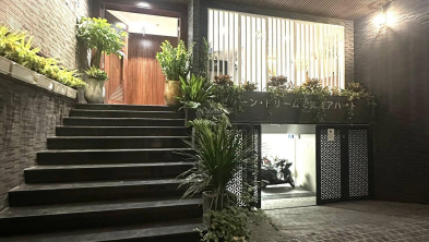 Toạ lạc tại tuyến phố vip Liễu Giai sầm uất trung tâm quận Ba Đình, gần đại sứ quán Nhật, khu tập trung sinh sống cộng đồng người nước ngoài, nên dòng tiền cho thuê cực kỳ tốt.