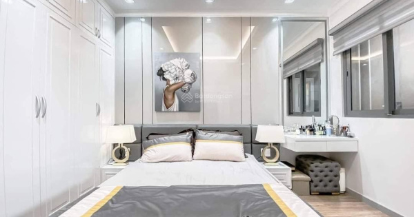 Cần bán gấp căn hộ Park Legend. 90m2,3PN giá:6.6 tỷ - 100m2,3pn. Giá:8 tỷ. 0933 033 *** Thái view đẹp