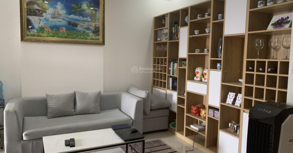 Bán căn hộ 2PN 2WC chung cư Sky 9, diện tích 63 m2 giá tốt nhất 2 tỷ 8, sổ hồng hỗ trợ vay