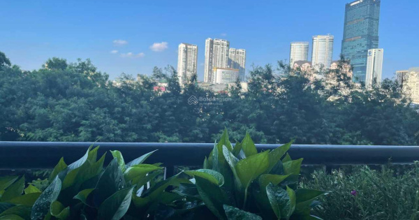 Gia đình bán CH 3PN - 2WC, DT 126m2, căn góc, ban công ĐN, có slot ô tô, tầng trung, LH 0523 681 ***