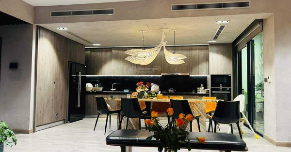 Vợ chồng em cần cho thuê CH NGĐ tòa N01T6-T7. DT: 128m2,3PN, CB & full đồ. 20-28tr/th. View Hồ Tây