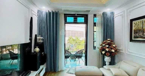 Bán nhà 5 tầng thang máy DT 40m2 gần khu đô thị Vinsmart