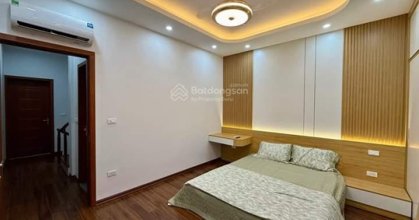 Phân lô! Hoàng Cầu - ngõ thông - 40m ô tô, ngõ 3m - trước nhà thoáng sáng, dân xây, MT 4m - 42m2x5T