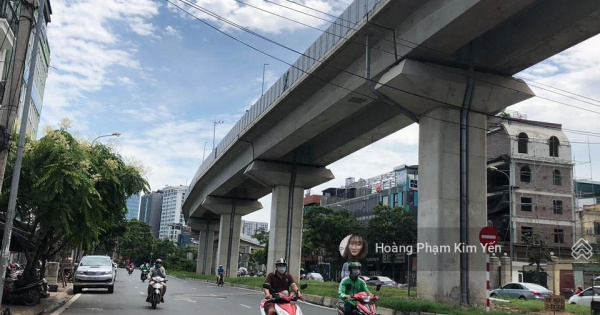 Bùng nổ! Ô tô tránh Hoàng Cầu, Gara 7 chỗ, 2 thoáng, vỉa hè, mặt ngõ thông kinh doanh, DT 700tr/năm