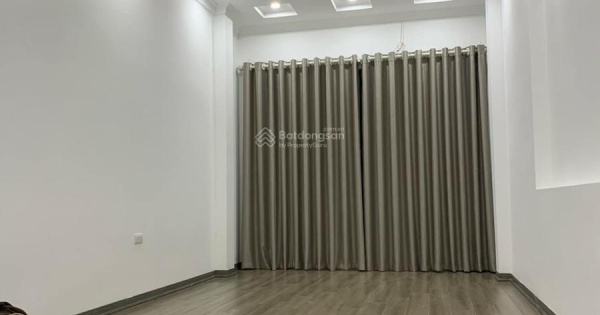 Phải xem! Ngay Hoàng Cầu, thang máy xây mới, 40m ra ô tô, ngõ to thông,trước nhà 3m,MT rộng,5 tầng