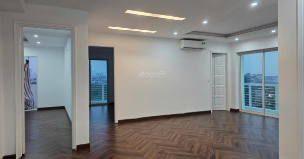 Bán căn hộ Ciputra 153m2 tòa E, mới sửa, 4 ngủ, bếp mở, ban công view hồ sen, không nghĩa trang