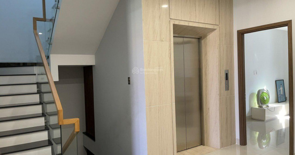 Cần bán gấp nhả hẻm nhựa 10m đường 3/2, P14, Quận 10; 9,5x26m (226m2); 3 tầng; giá 49.5 tỷ TL