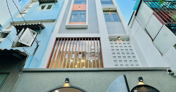 Nhà đẹp giá rẻ! 42m2 Nguyễn Thiện Thuật, P1, Q3. Xây 1 trệt 1 lửng 2 lầu, giá 2 tỷ450tr sổ riêng