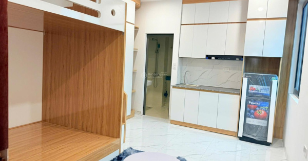 Bán rẻ căn hộ dịch vụ Cầu Giấy, 60m2, 10 phòng, mặt ngõ to, thông, ô tô đỗ, dòng tiền 70tr/tháng