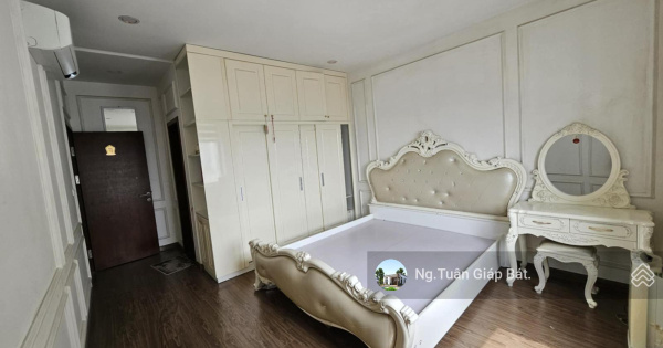 Bán căn trục 10 tòa 176 5.6 tỷ.73m2 trên sổ.