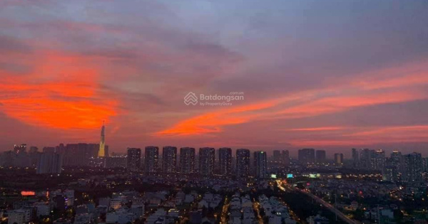 Giá tốt: Căn 02 phòng 85m2, toà Cruz, đầy đủ nội thất, view Q1 + LM81. Giá 8,2 tỷ LH: 0931 356 ***