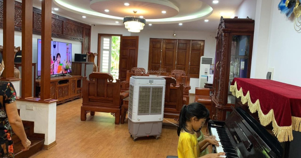 em xin phép giới thiệu tới anh chị - nhà ngõ 10 Võng Thị,Tây Hồ! DT:50m2 nhà 5 tầng - mặt tiền:5m