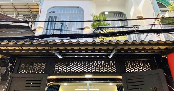 Kẹt tiền cần bán gấp nhà đường Nhật Tảo, Phường 4, Quận 10. Giá 4,15Tỷ/ 65m2 - sổ hồng chính chủ.