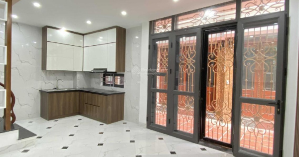 Chính chủ cần cho thuê gấp nhà Nguyễn Chí Thanh, DT 50m2 x 4 tầng, ô tô đỗ cửa. Giá 16tr/th