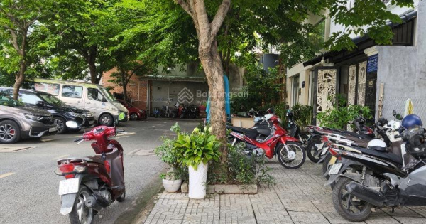 CHDV 5 tầng. 7P. Hơn 300m2 sàn. Đường 12m. Cho thuê 25tr. Hơn 5 tỷ