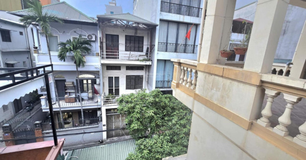 Bán biệt thự sân vườn tại Hoàng Cầu Đống Đa DT 125m2 3 tầng MT 8.3m giá 43 tỷ