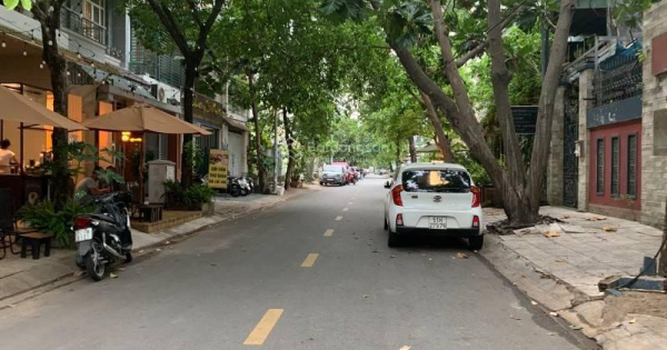 Bán nhà phố Vạn Phúc, Ba Đình. DT sổ 80m2 x 4T, MT 4,5m. Đường ô tô tránh, lô góc 2 thoáng, gần phố