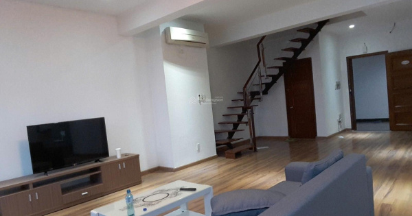 Cho thuê penthouse 3 phòng ngủ giew hồ bơi Phú Hoàng Anh