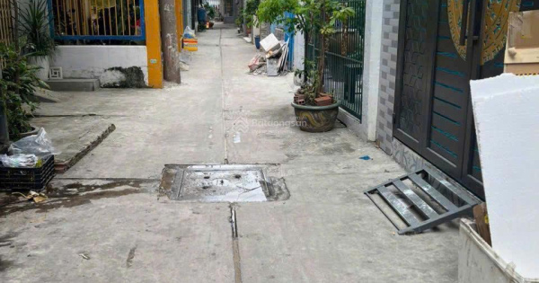 Bán nhà 2 tầng (70m2 đất) hẻm thẳng 1/ Bùi Minh Trực P5. Q8 sát chợ Sáng