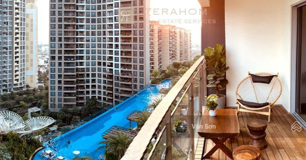 Chuyển nhượng 4PN 194m2 layout 2 ban công rộng view trực diện hồ bơi siêu đẹp sẵn sổ hồng giao ngay