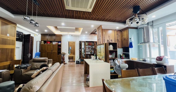 Bán căn hộ mặt phố Cầu Giấy, dt 125m2, 3 ngủ, full nội thất đẹp, 8,8 tỷ