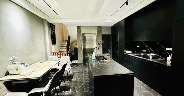 nhà đẹp phân lô chỉ cách mặt phố 30m nội thất châu âu. 40m. 6 tầng. MT 4.7m. Chào 13.9 tỷ