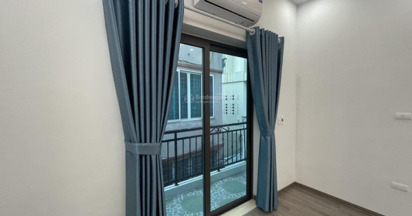 Cho thuê nhà ngõ 71 phố Đỗ Quang diện tích 70 m2, mặt tiền 5 mét x 5 tầng, nhà thiết kế hiện đại