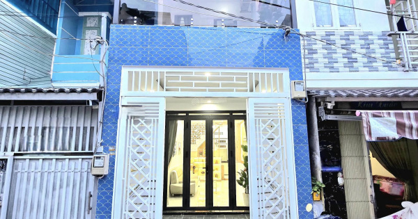 Nhà đẹp, 2 lầu + sân thượng trước - hẻm thông - xe hơi chạy tới nhà - kế quận 7