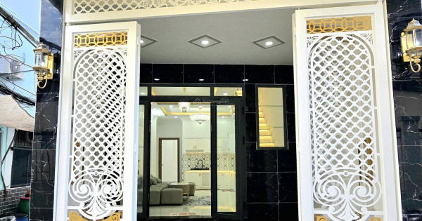 NHÀ ĐẸP,, 1 LẦU - MẶT TIỀN KINH DOANH - XE HƠI, CHẠY TỚI NHÀ - KẾ QUẬN 7