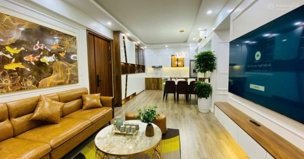 Cần bán gấp căn hộ Dịch Vọng - Diện tích 115m2 - 3 Phòng ngủ - Nhà đẹp - Giá hơn 8 tỷ