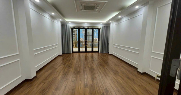 Cho thuê gấp nhà mới Giang Văn Minh, DT 45m2 x 6 tầng, mt 5m, thang máy , ô tô tránh .Giá 22tr/th