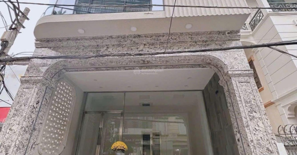 Cho thuê nhà nguyên căn 135m2 x 8 tầng, ngã tư hot Nguyễn Văn Huyên & Hoàng Quốc Việt. Giá 85tr/th