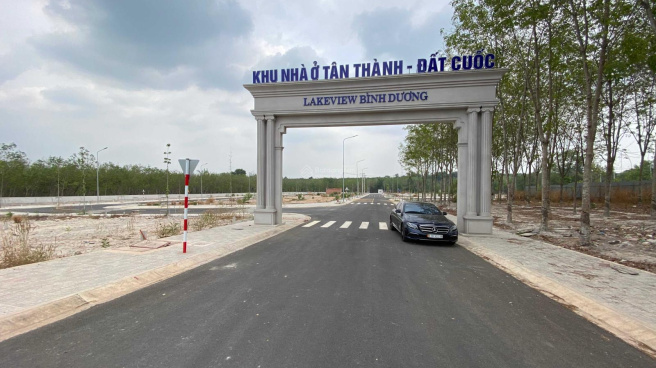 Khung cảnh ven hồ Đá Bàn gần dự án