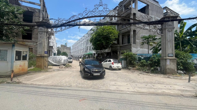 Cổng vào dự án khu dân cư