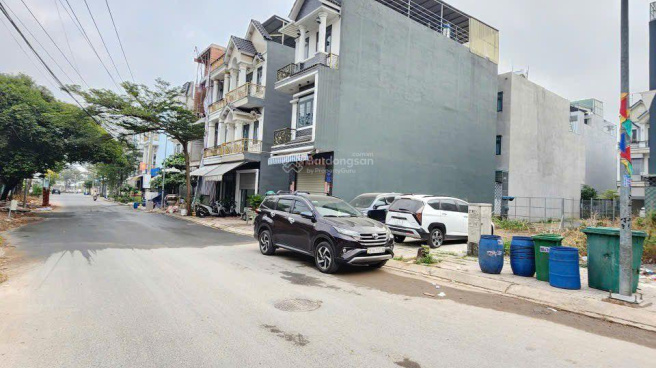 Một góc khu dân cư thương mại sầm uất lân cận dự án