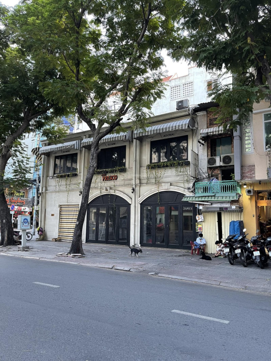 Cho thuê nhà góc đường Nguyễn Thái Bình quận 1, khu phố Wall DT: 15x10m, giá 80tr. 0903 752 *** (MTG)