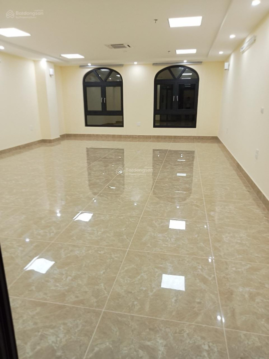 Cho thuê nhà mặt phố Duy Tân - Cầu Giấy. DT: 65 m2 * 6 tầng 1 hầm. MT: 6m. Thông sàn, thang máy