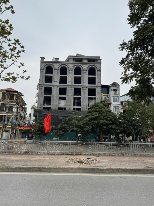 Chính chủ bán tòa nhà mặt phố 168 Nguyễn Lân, mặt tiền khủng 19m giá chỉ 45 tỷ , LH ngay 0981 919 ***