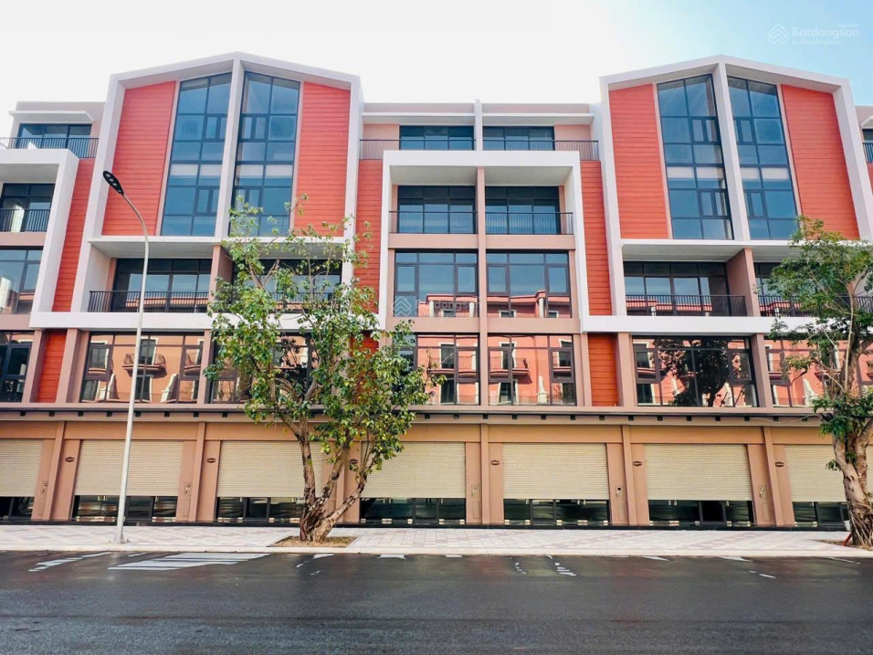 GIẢM 3 tỷ căn Duy Nhất Shop 70 m2, Mặt đường trục chính 25 mét. Còn 10,7 tỷ Vinhomes Ocean Park 3