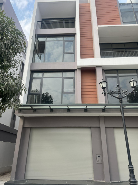 Bán gấp Shophouse 2 mặt tiền xẻ khe phố biển đối diện 43 toà chung cư