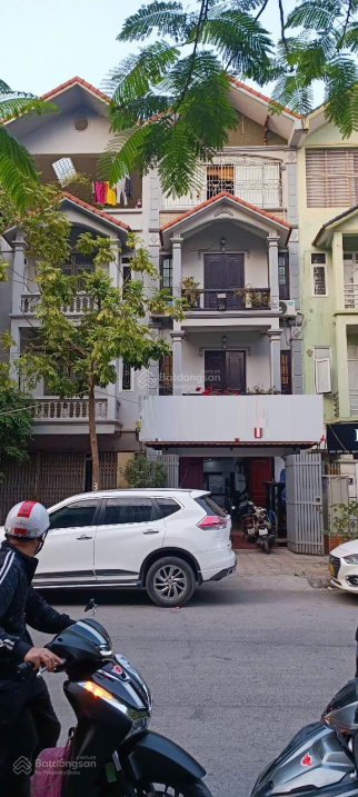 Cho thuê lâu dài nhà nguyên căn 100m2 mặt đường lớn đối diện trường học